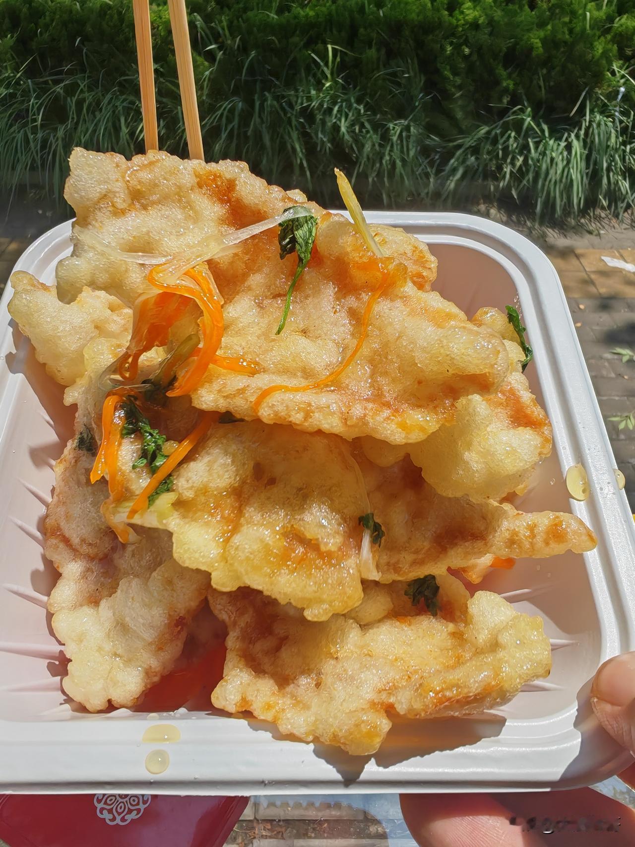 锅包肉的出处就在哈尔滨，传承人还开了一家东北饭店。所以黑龙江省做的锅包肉是最正宗