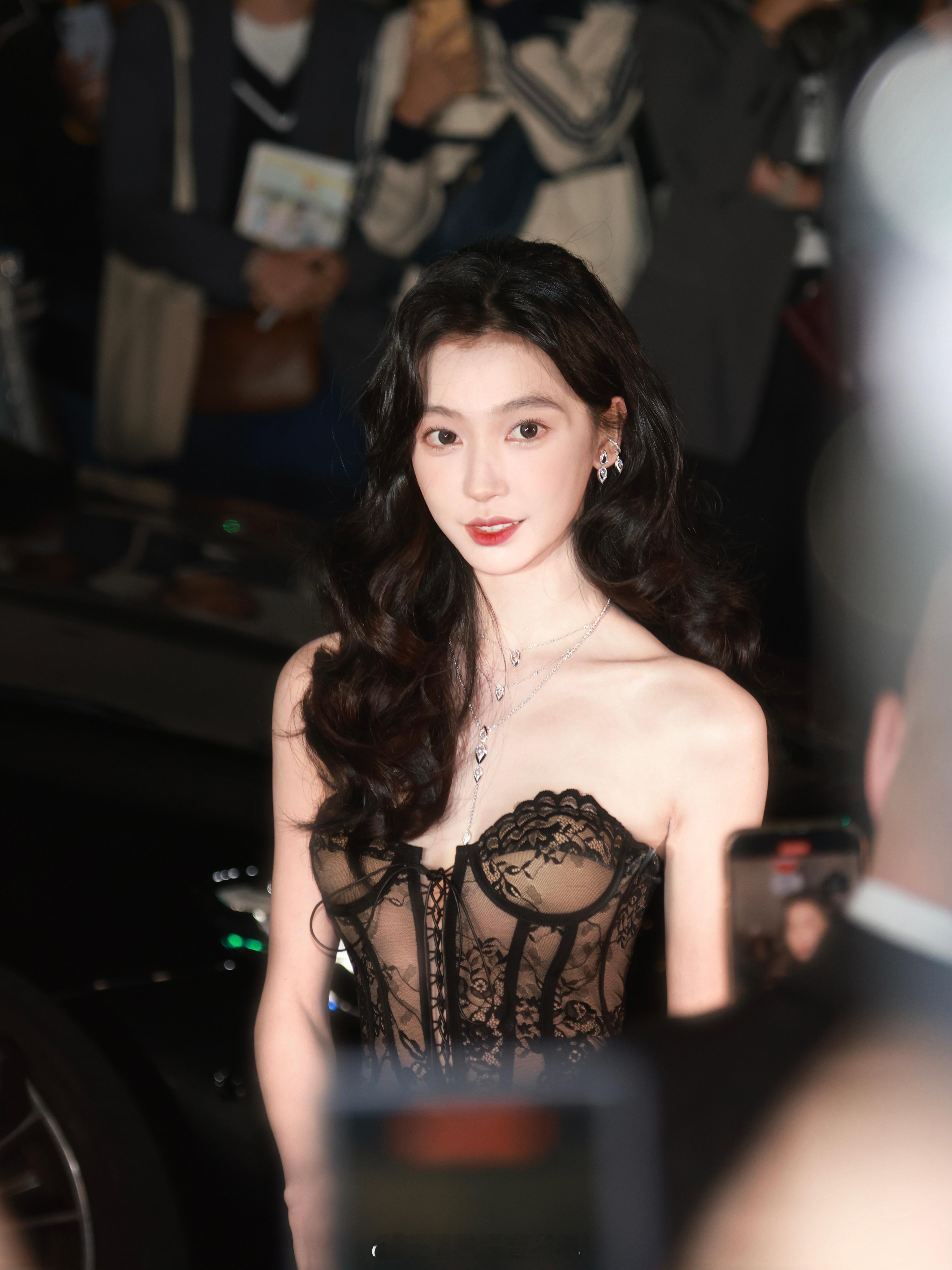 #易梦玲赵美延同框# 对我眼睛真的很好，谢谢两位美女！同框的画面太治愈了，看得我