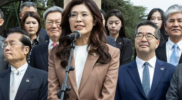 郑丽文的口才和情商，真不一般。两天之内，三次公开提及一家公司的名字。表面在称赞大