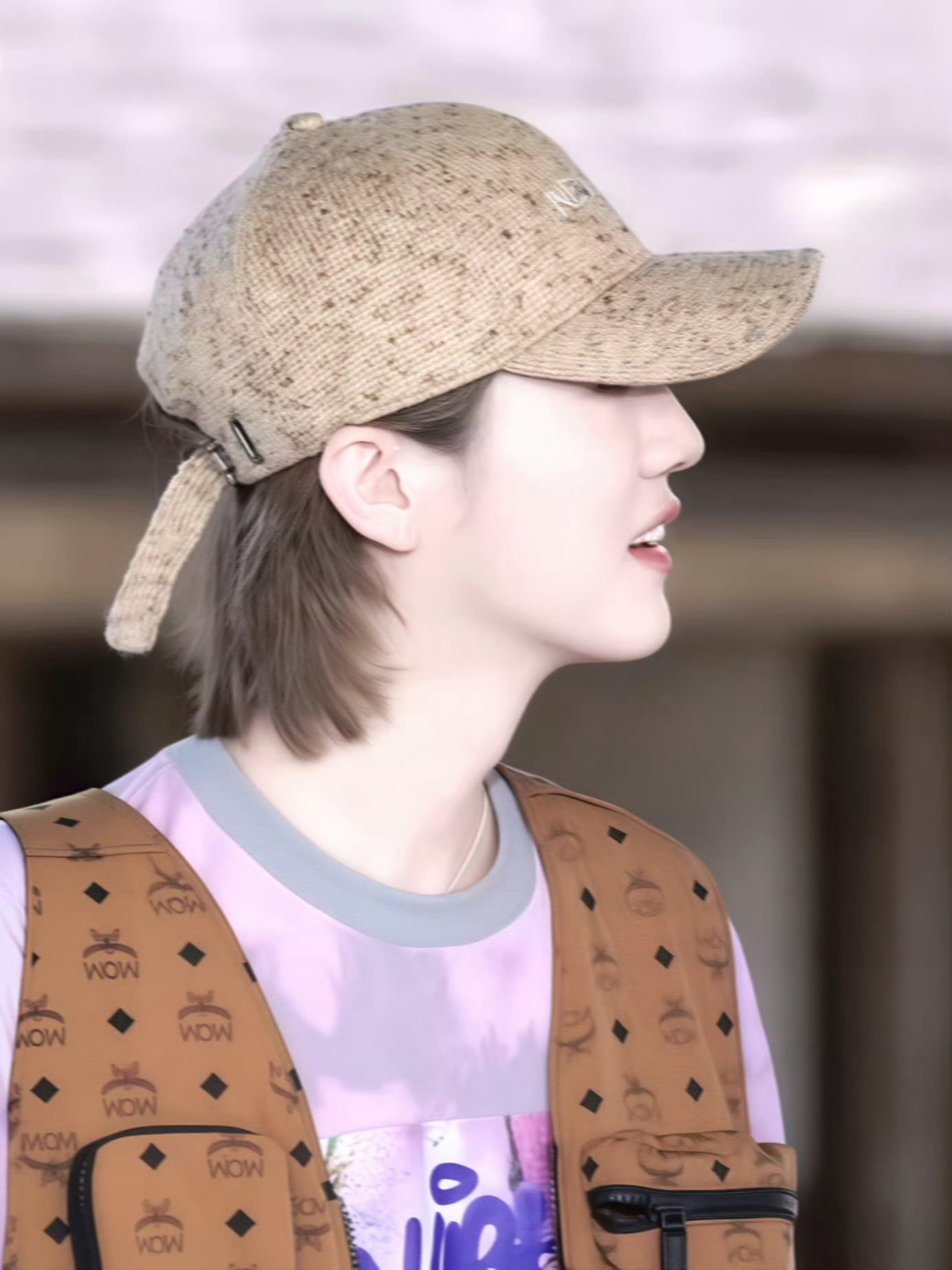 鹿晗是扁头星朗丝了你才扁头我哥头圆着呢为我鹿哥发声