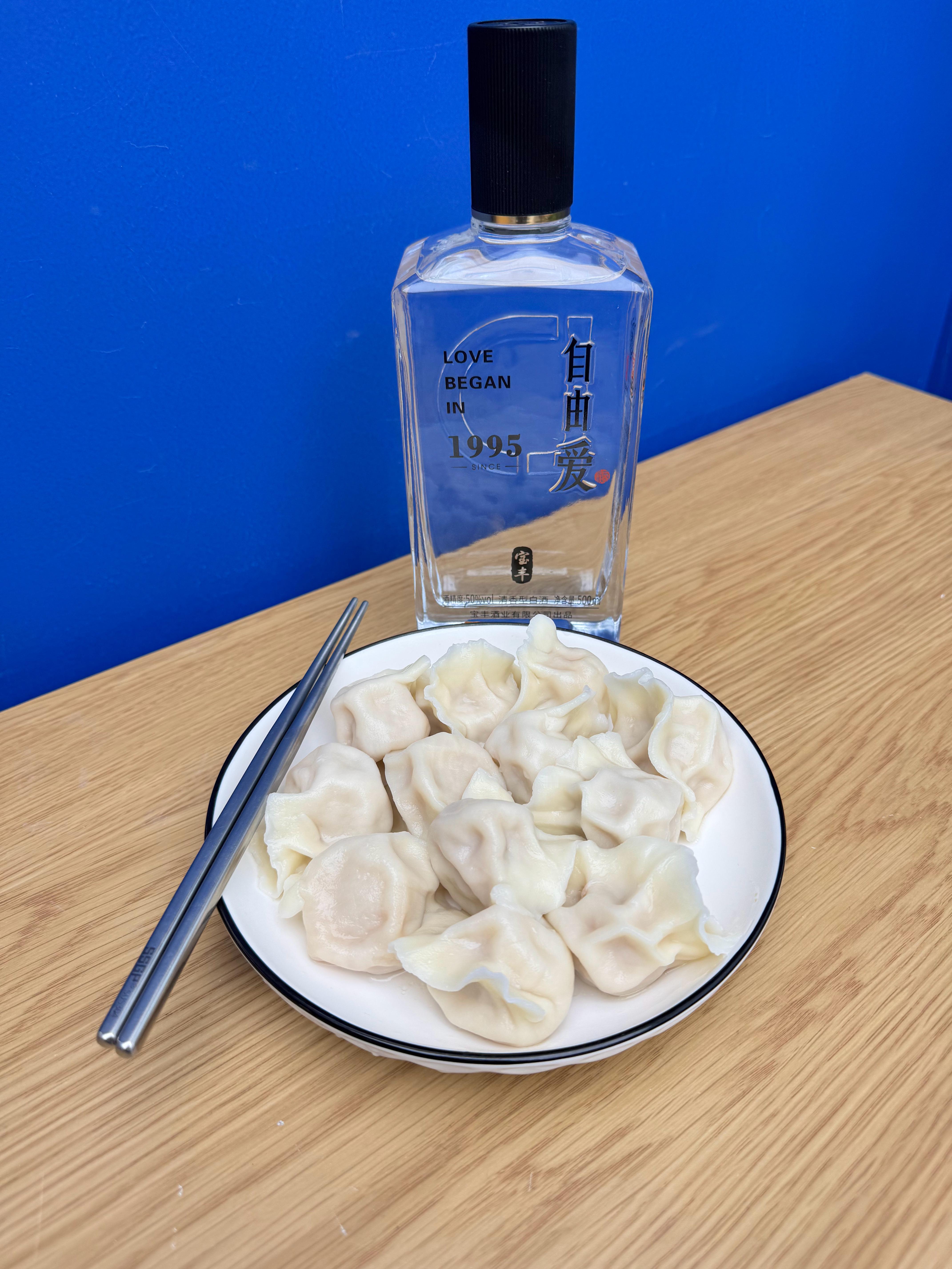 饺子+酒，越喝越有，按照河南老家冬至习俗安排，白酒还是胖东来的自由爱，喝完这瓶我