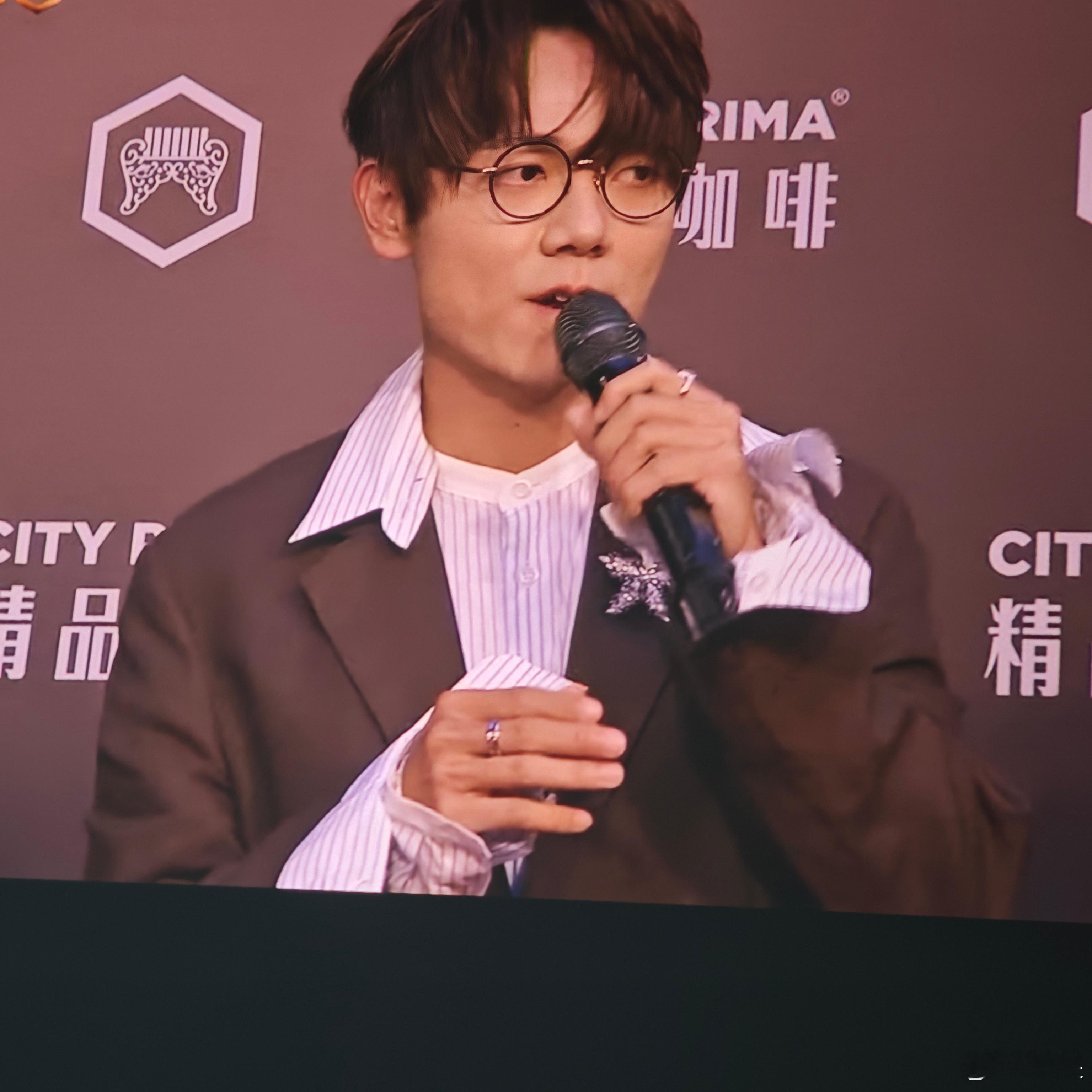 金曲奖 今晚的大热门，林家谦。他说他也觉得自己唱华语和粤语感觉有点不一样。主持人