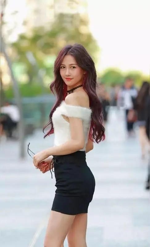 夸美女

大眼睛，双眼皮，一看就是讲究人。

高鼻梁，红嘴唇，说起话来真迷人。