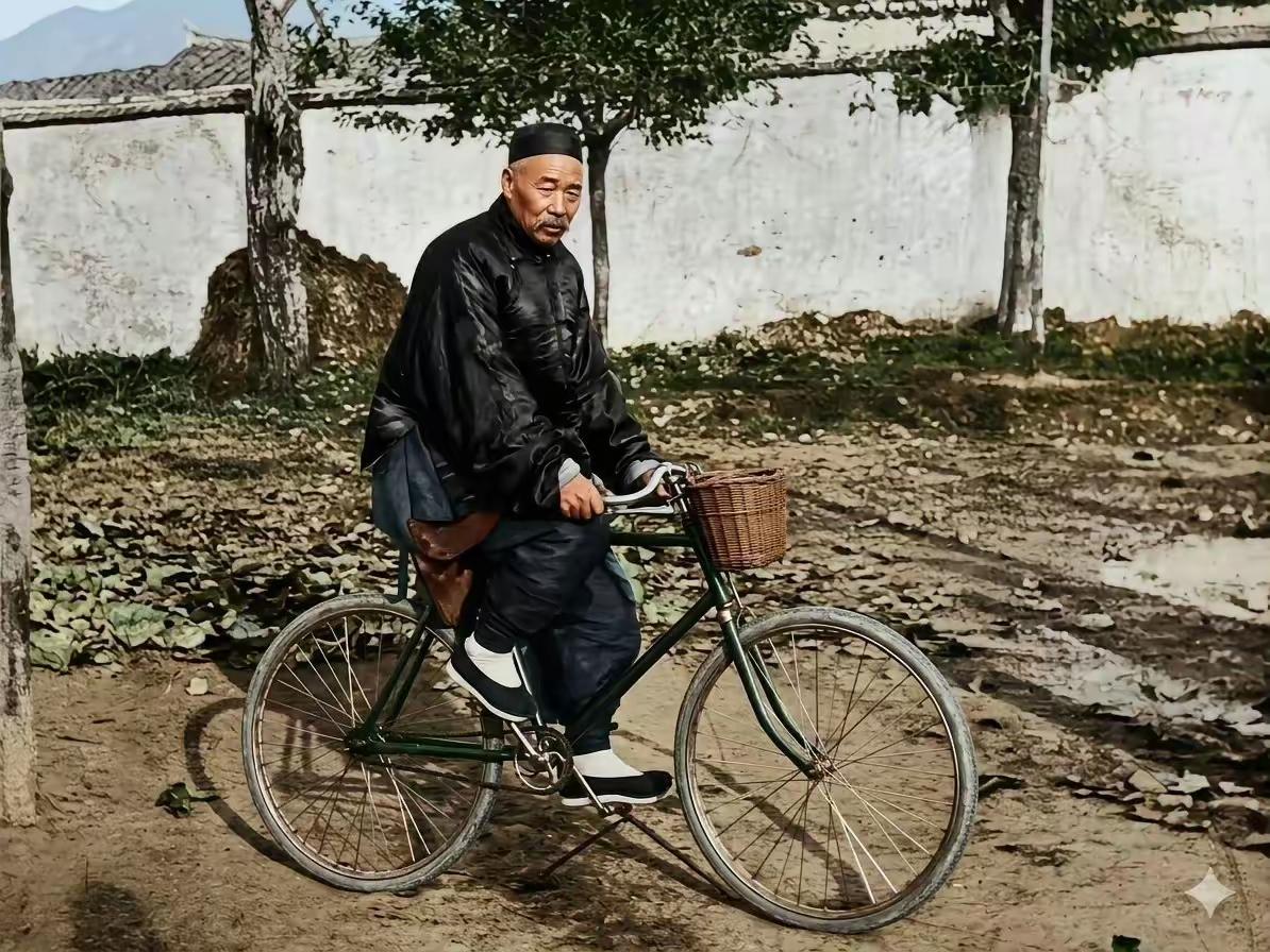 1907年，赋闲在家的傅廷臣学习骑自行车。傅廷臣晚清时期正一品的建威将军，光绪十