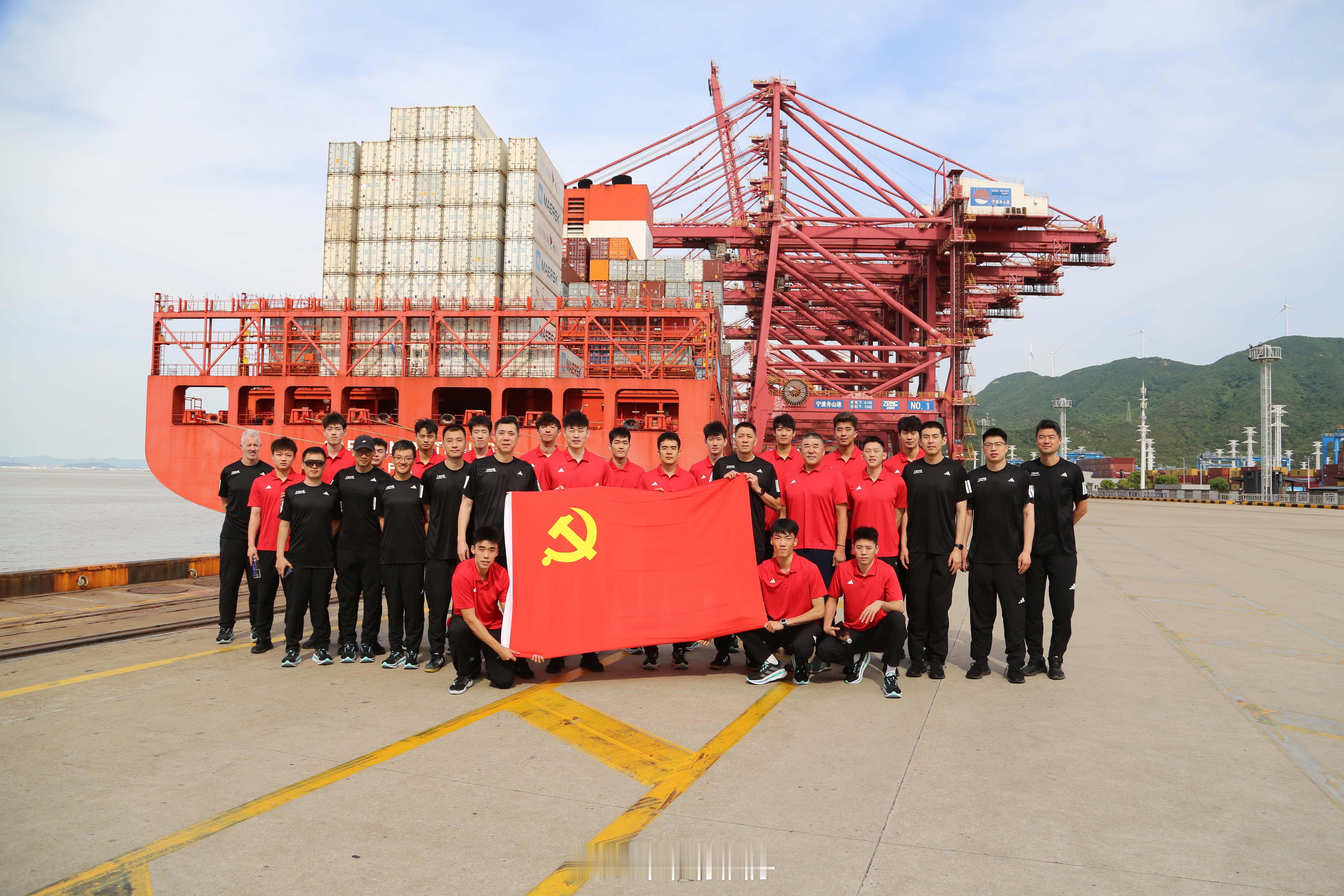 正面大合照，昨天被挡住那个就是张景胤啦甲鱼哥的黄色小泳帽中国男排