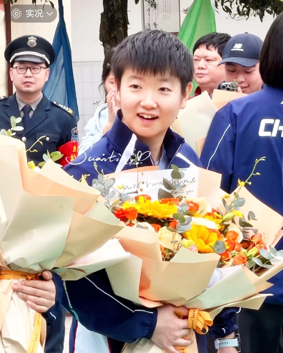 三八妇女节这天的莎莎，
格外的可爱，
乖萌萌实至名归。

原来上午男队参加活动，