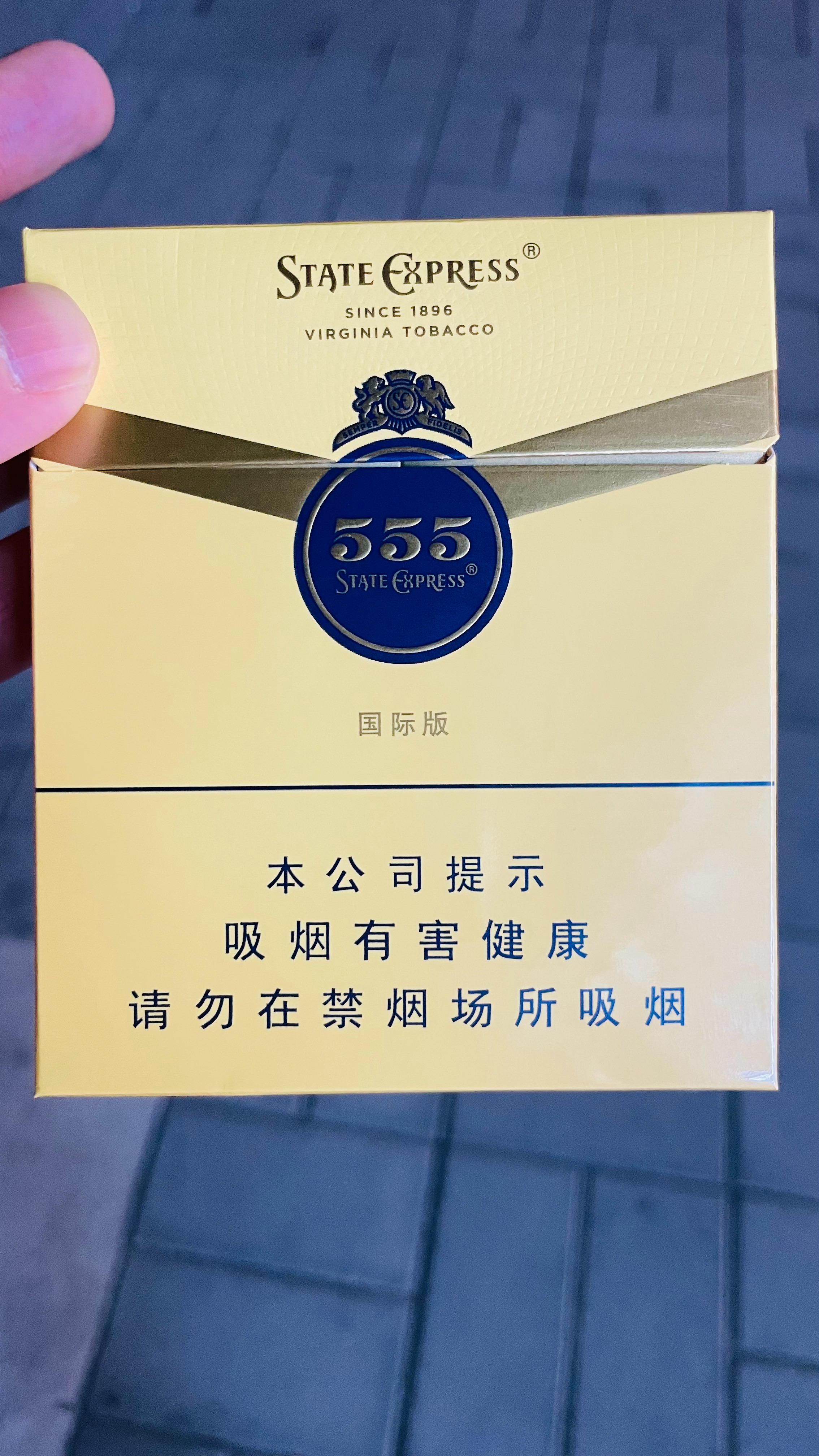 北京可不多见这玩意了学拉力 抽三五才对嘛 ​​​