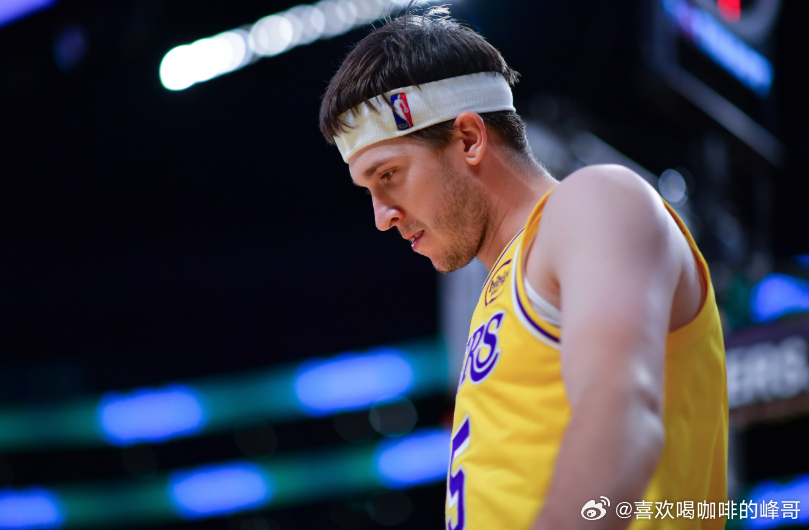 近日，名记Shams在ESPN节目中谈到了东契奇和里夫斯的伤病。谈到里夫斯，他说