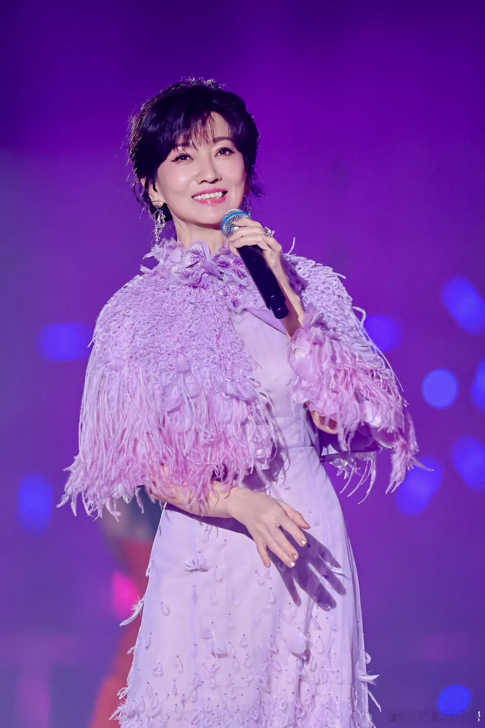 赵雅芝又来成都了01/31日，赵雅芝成都拼盘演唱会。又可以见到雅芝姐了赵雅芝成都