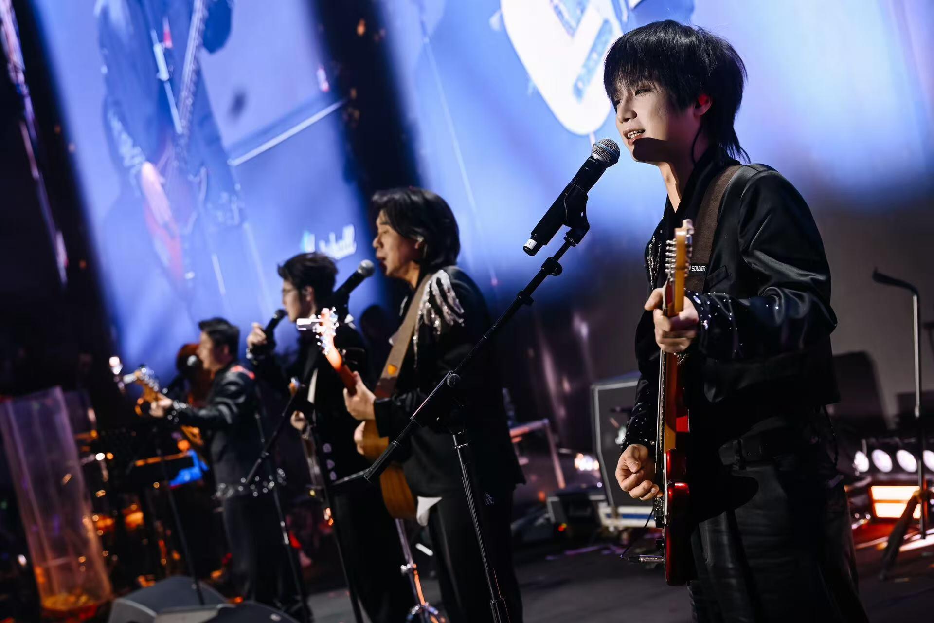 NexT1DE与水木年华两代男团同框 一个从《一生有你》唱到《启程》，一个从《创