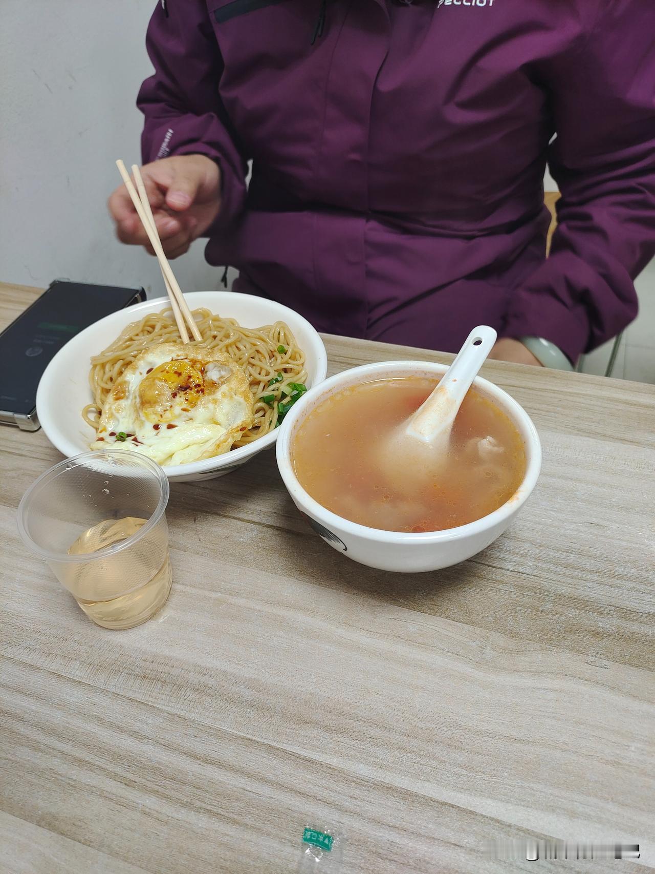 梅州腌面+西红柿瘦肉汤，12元。腌面跟江西拌面差不多，碱水面加佐料拌匀后食用。