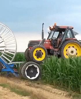 第一次见这么D炸天的双层轮式拖拉机！ 