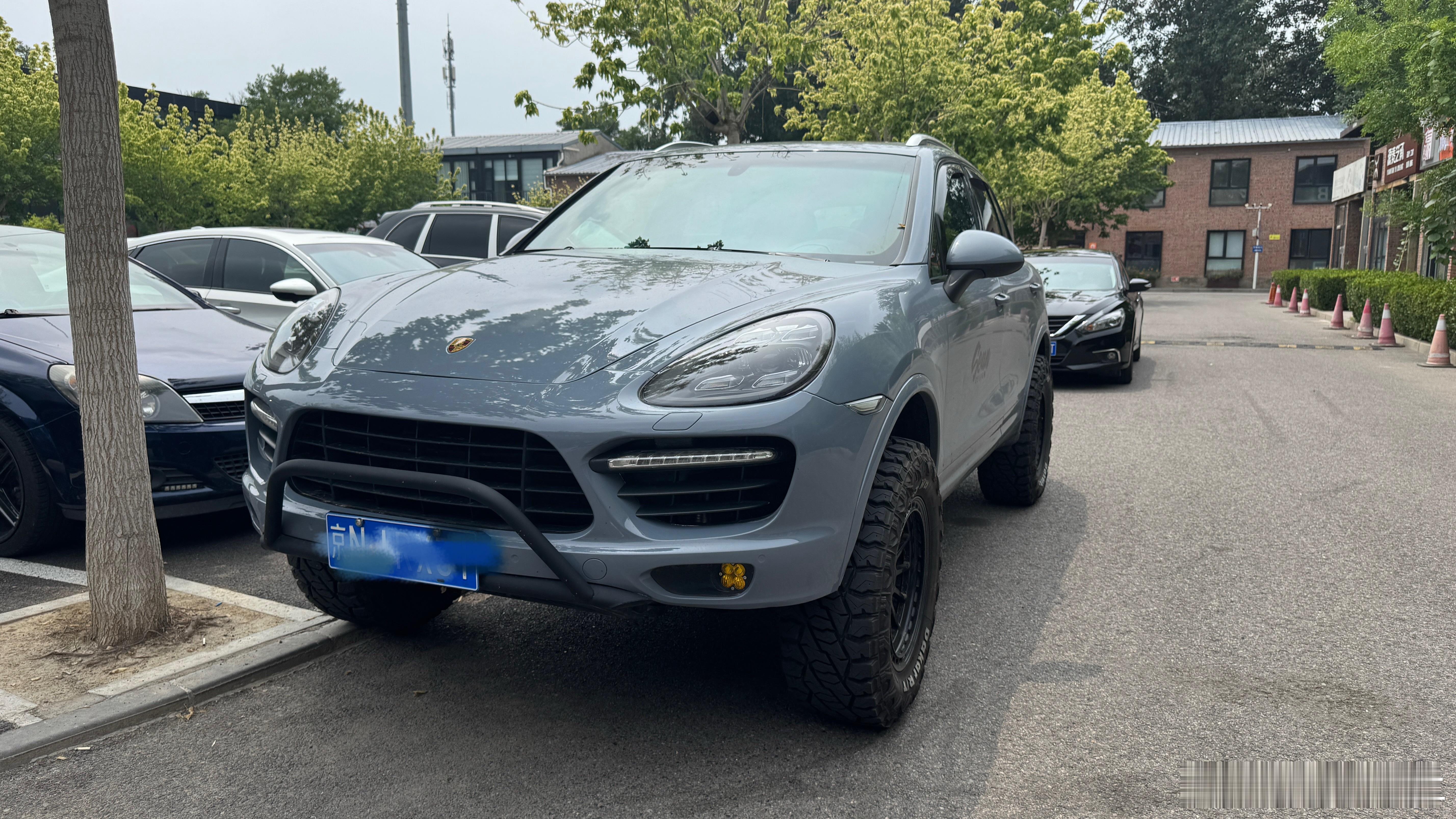 院子里的两台巴哈风格的卡宴看着是真带劲啊 喜欢了尤其是铁灰色那排气凶～ 汽场全开
