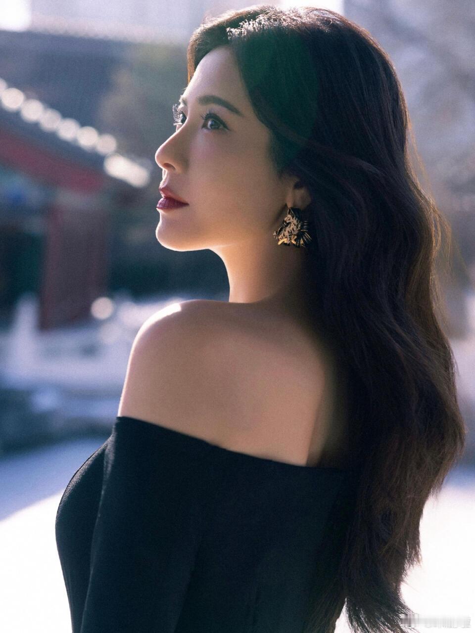 曾黎晒母亲1998年写给自己的信曾黎说每次搬家都会带上这封信。是啊，有妈妈手温的