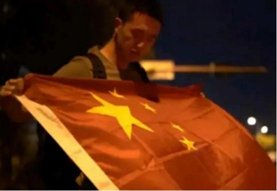 “为我是中国人感到自豪！”2020年，一约旦司机掏出了刀子，示意中国游客掏500