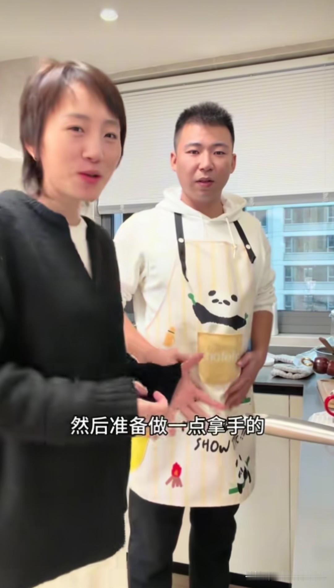 秋天妈妈更新视频，这一期更新的视频是张纹铭专门到秋天妈妈家，给家里做东北大餐。