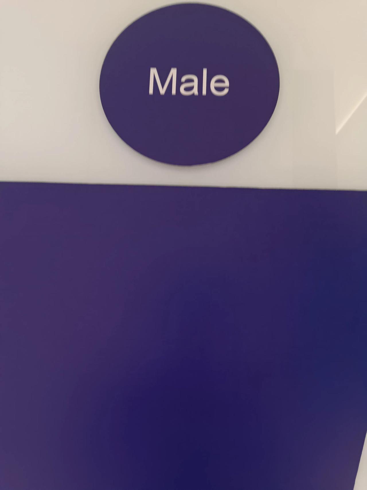 这就个厕所的标志啊，去上厕所了，发现分不清男女厕所啊，我好歹也是个年轻人啊，我都