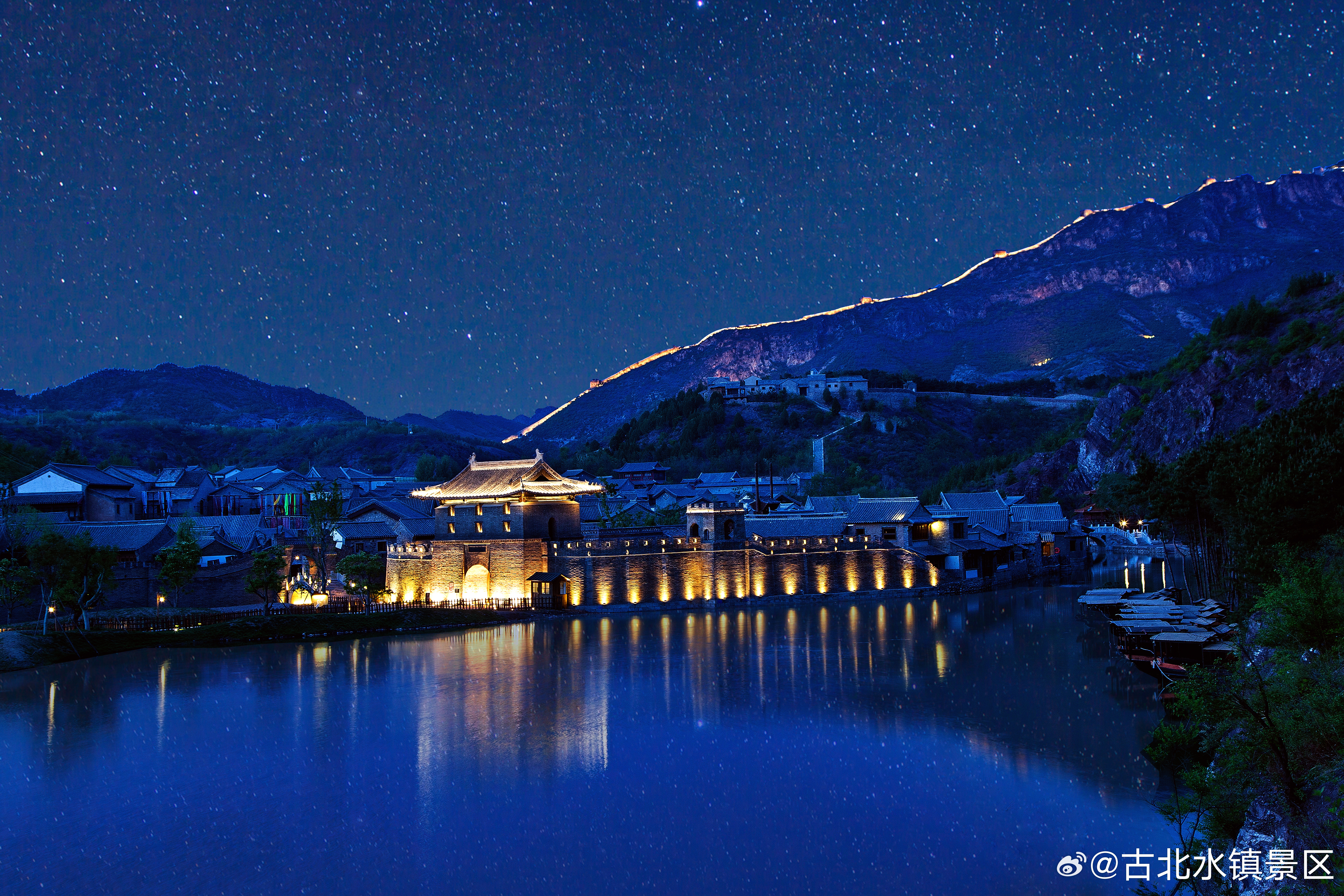 每颗星星都提着一盏小灯笼，来照料一小块天空~晚安，宝子们~ #旅游景区欢乐消费季