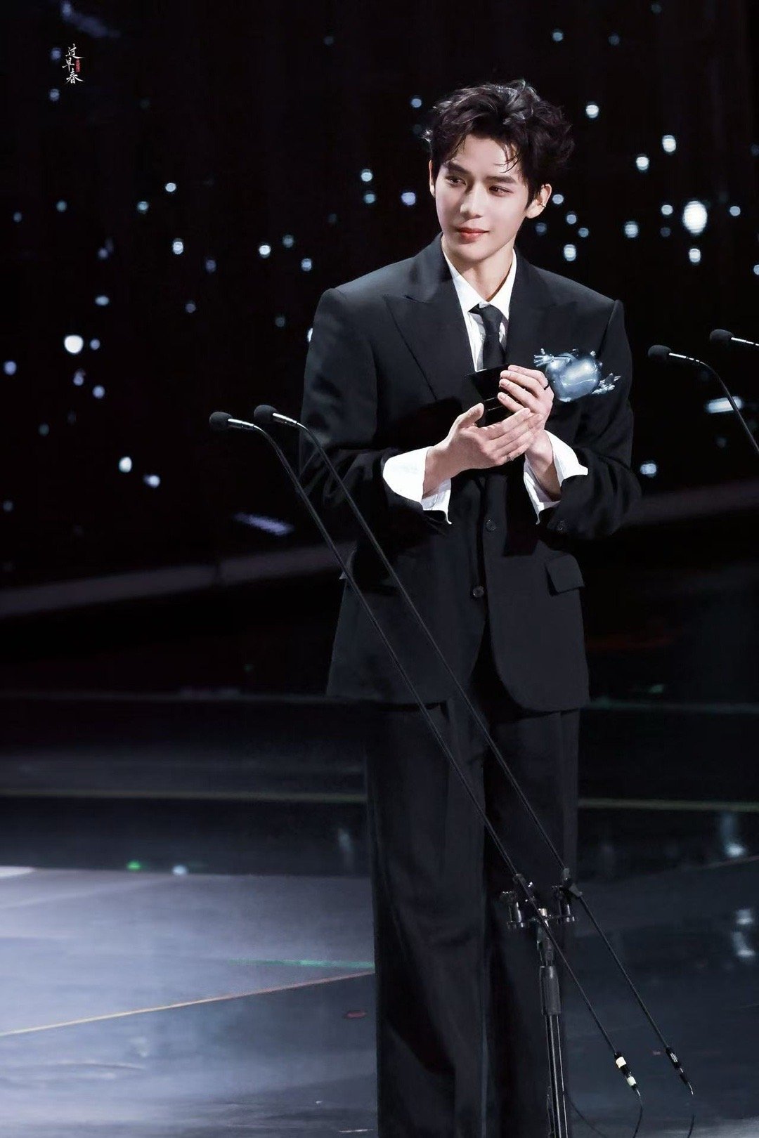 王安宇领奖这段路走得好意气风发 王安宇用步伐诠释了什么是“行走的焦点”！那份在人