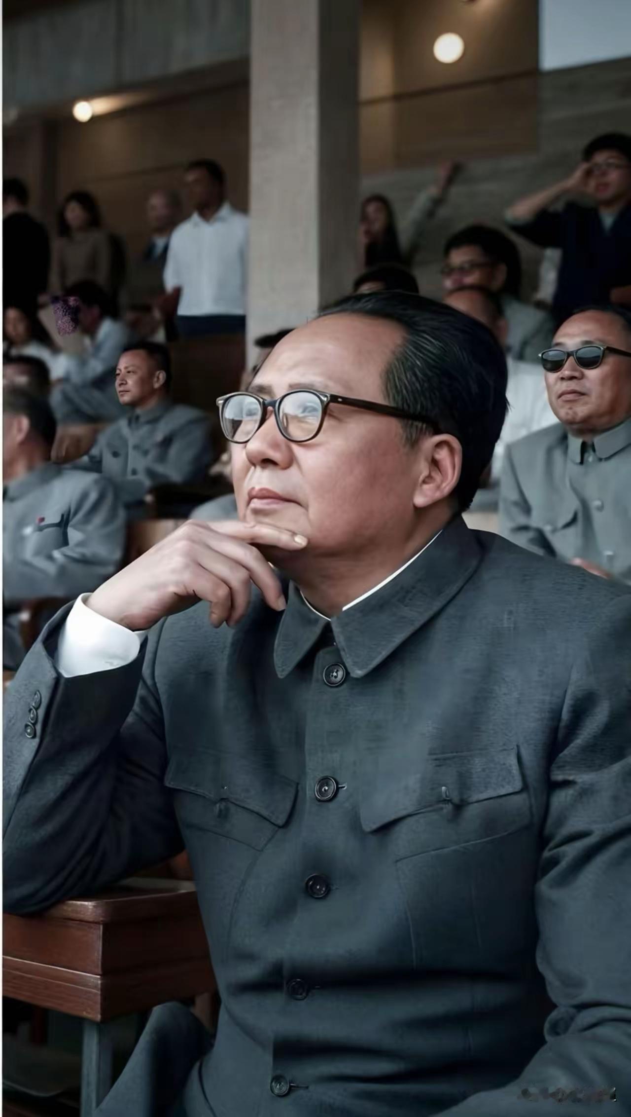 罕见一幕！毛主席戴镜凝神，这眼神藏着中国的底气
 
这张照片太少见了！很多人见过