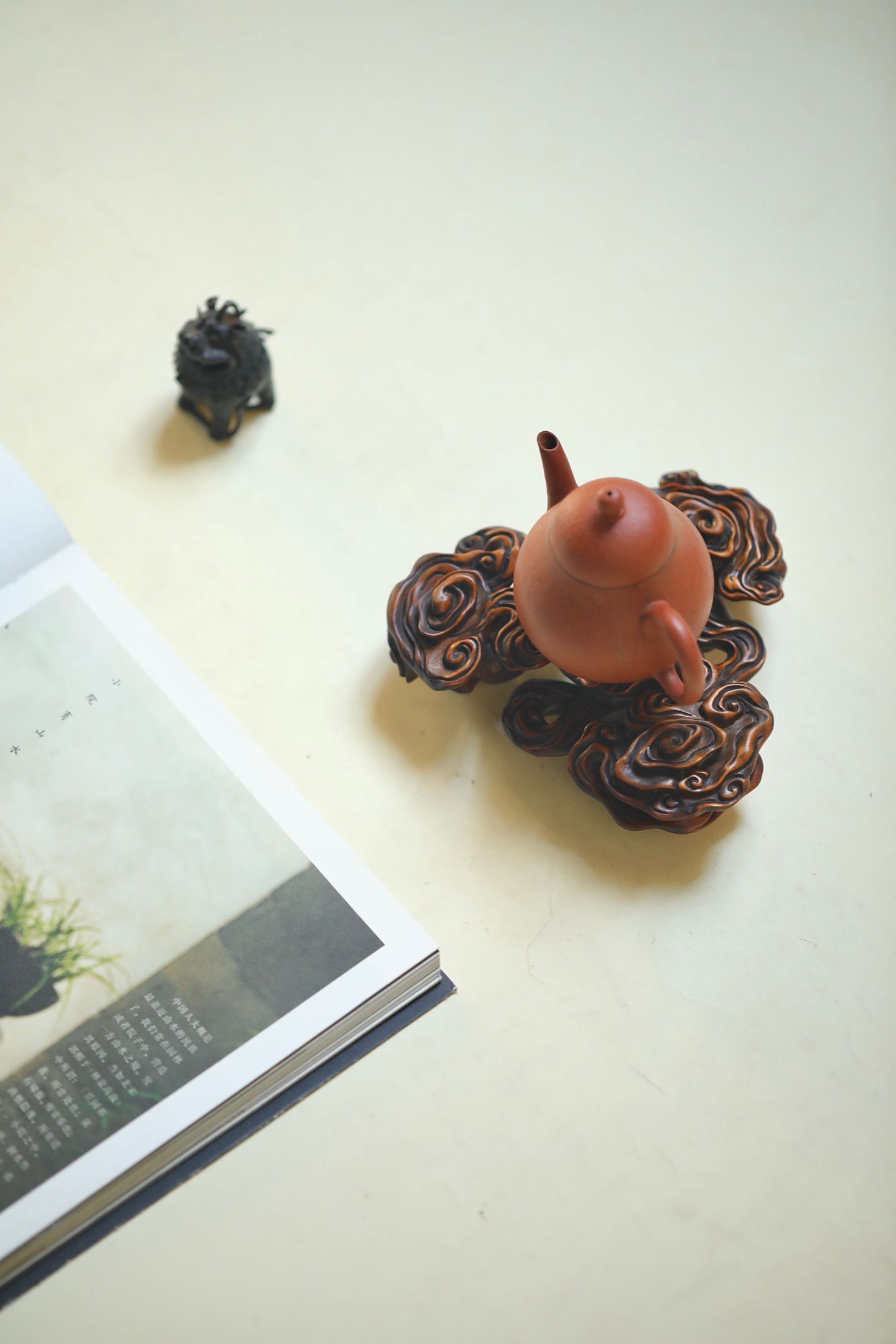 黄杨木 | 云纹底座整料黄杨木随形雕琢祥云纹，纹理细腻温润，雕工婉转灵动。云纹层