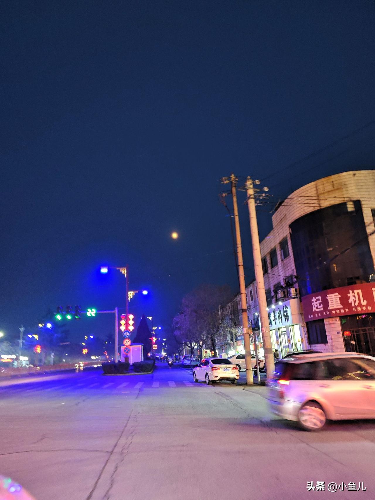 灯火连成星河，车流织成光带，高楼的霓虹在夜色里温柔闪烁。

不用刻意构图，随手一