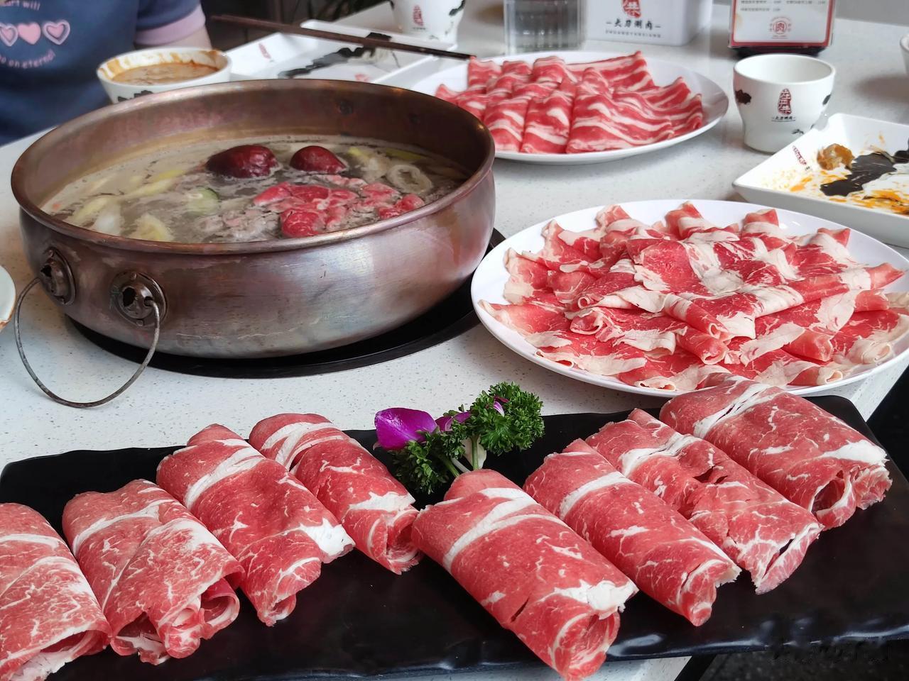 下雨天来东仪路吃大刀涮肉，这是一个涮肉连锁店，这家的涮肉明明白白，就是各种牛羊肉