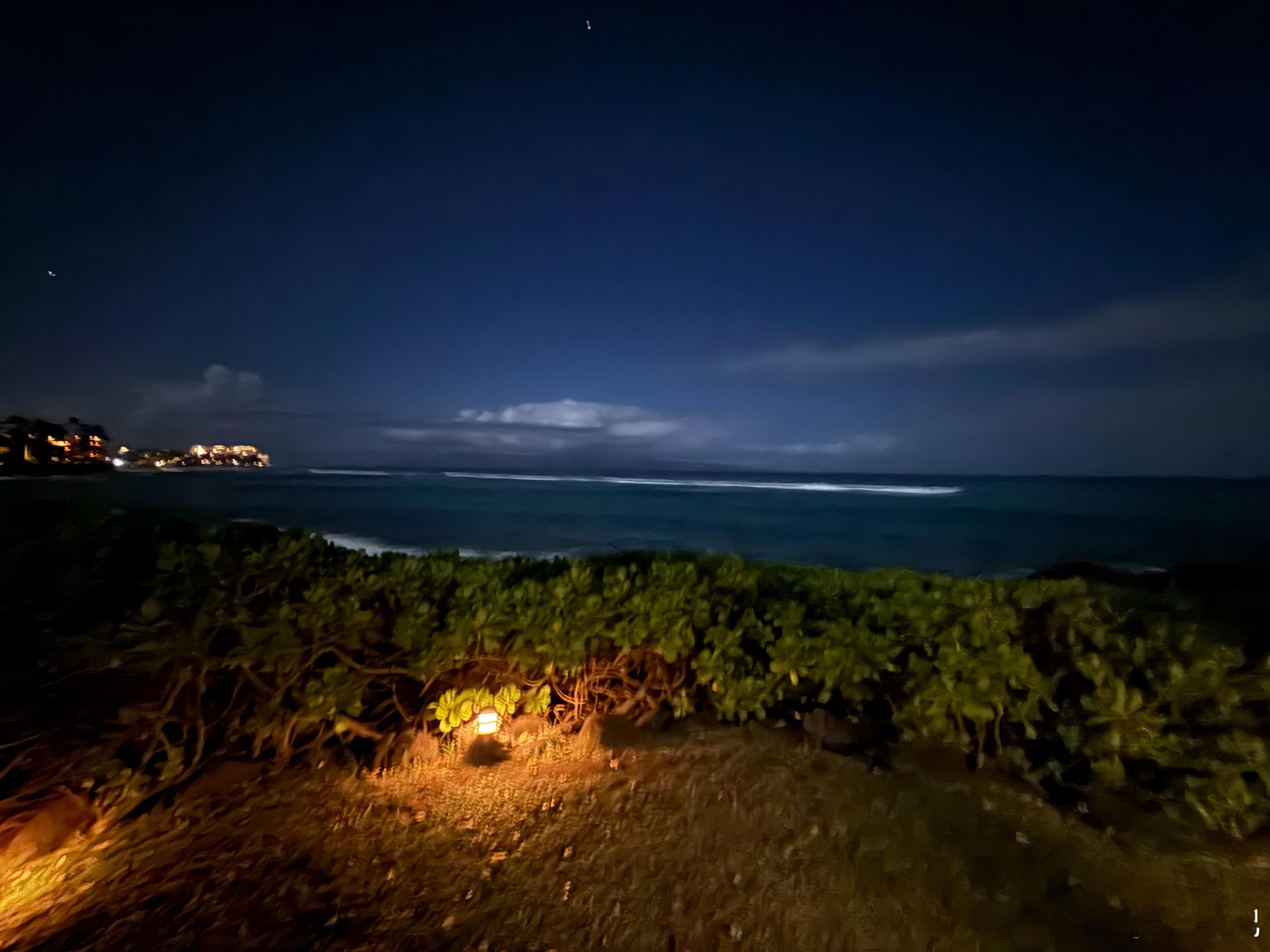 在海边喝啤酒，明天飞抵夏威夷大岛，继续漫长的度假。 