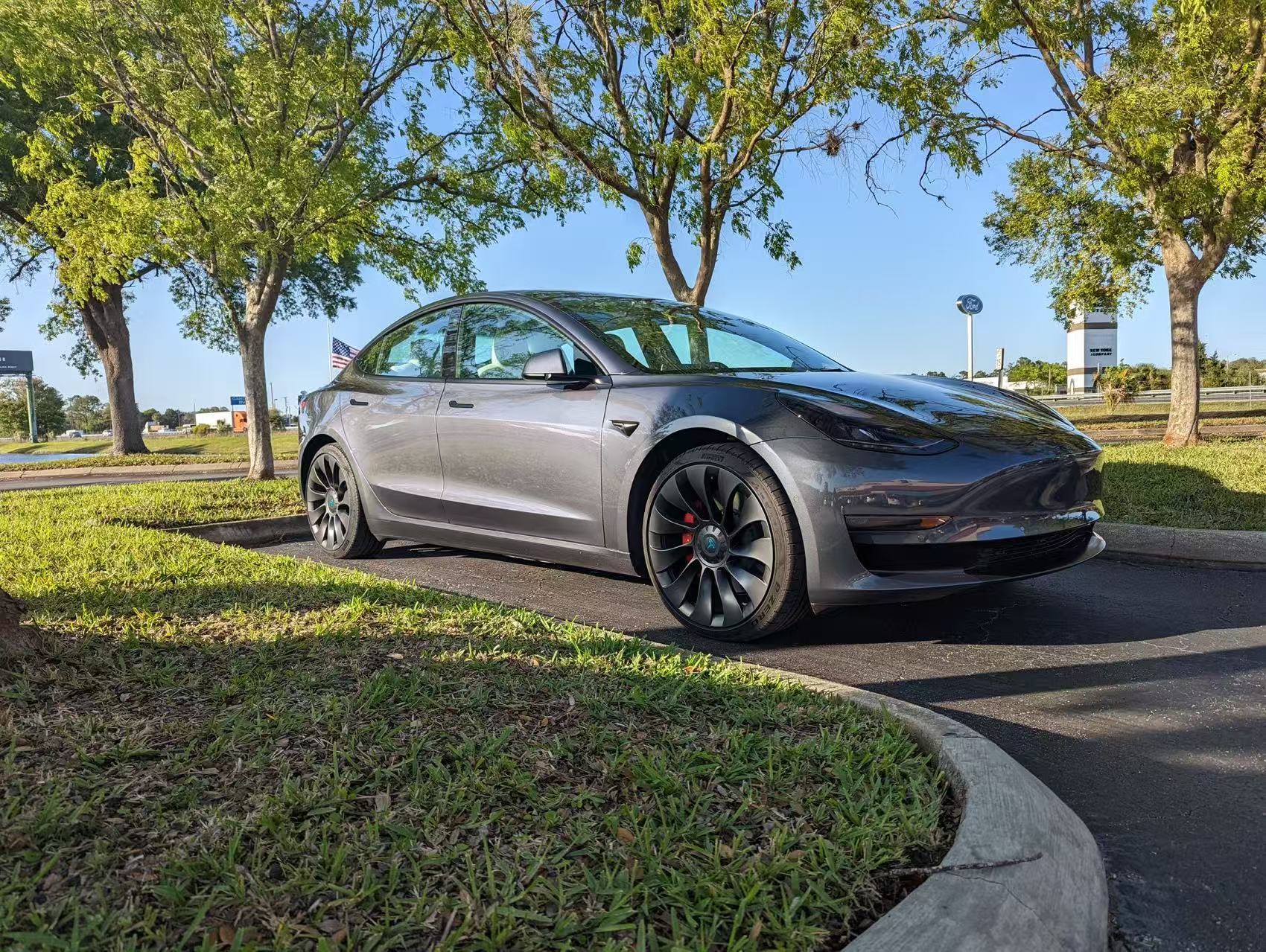 特斯拉即将推出赠送FSD订阅的功能，马上可以把FSD作为礼物赠送好友了～ ​​​