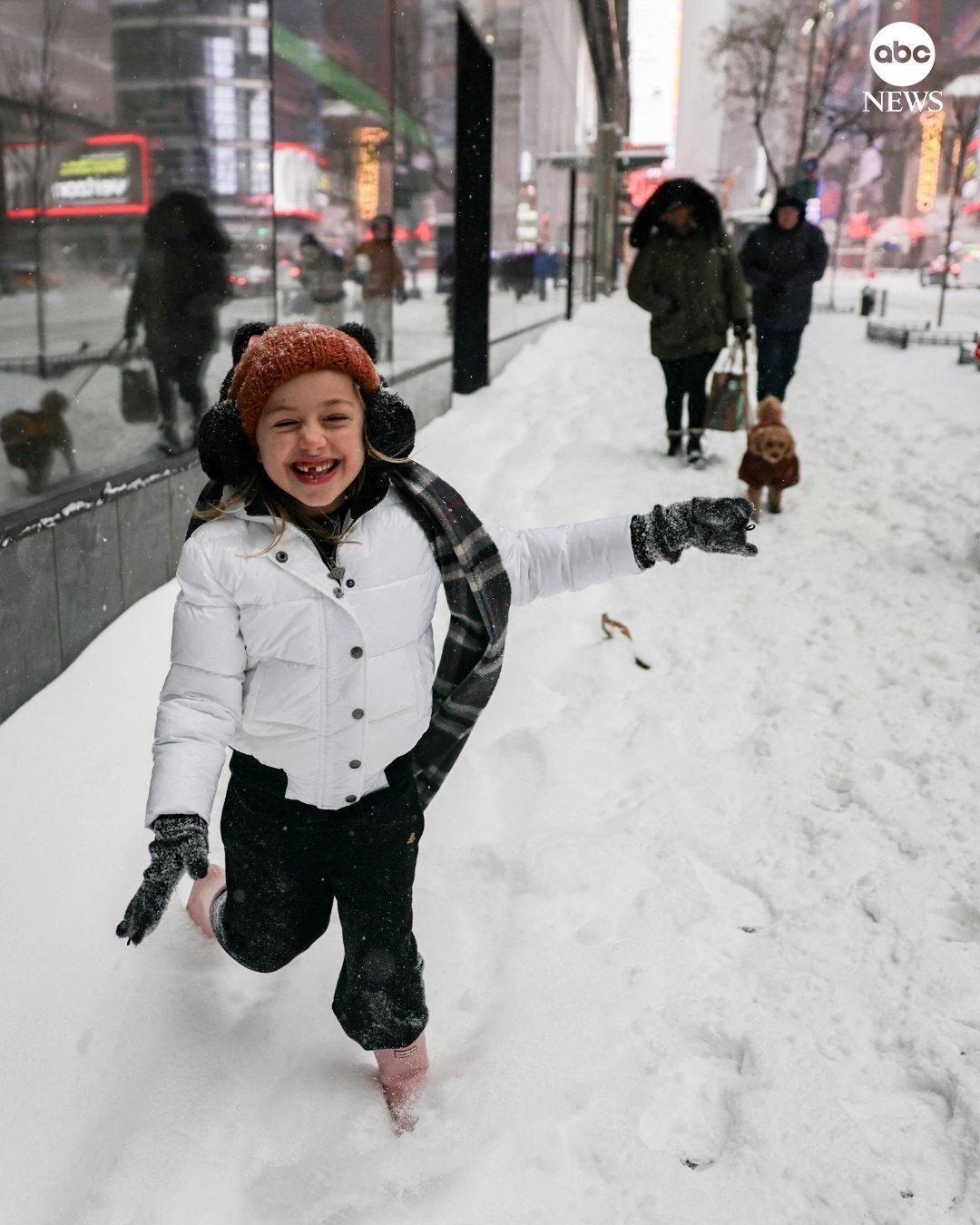 当地时间周日，暴风雪袭击美国东部，费城至纽约市一带降雪量达每小时 1 英寸，而华