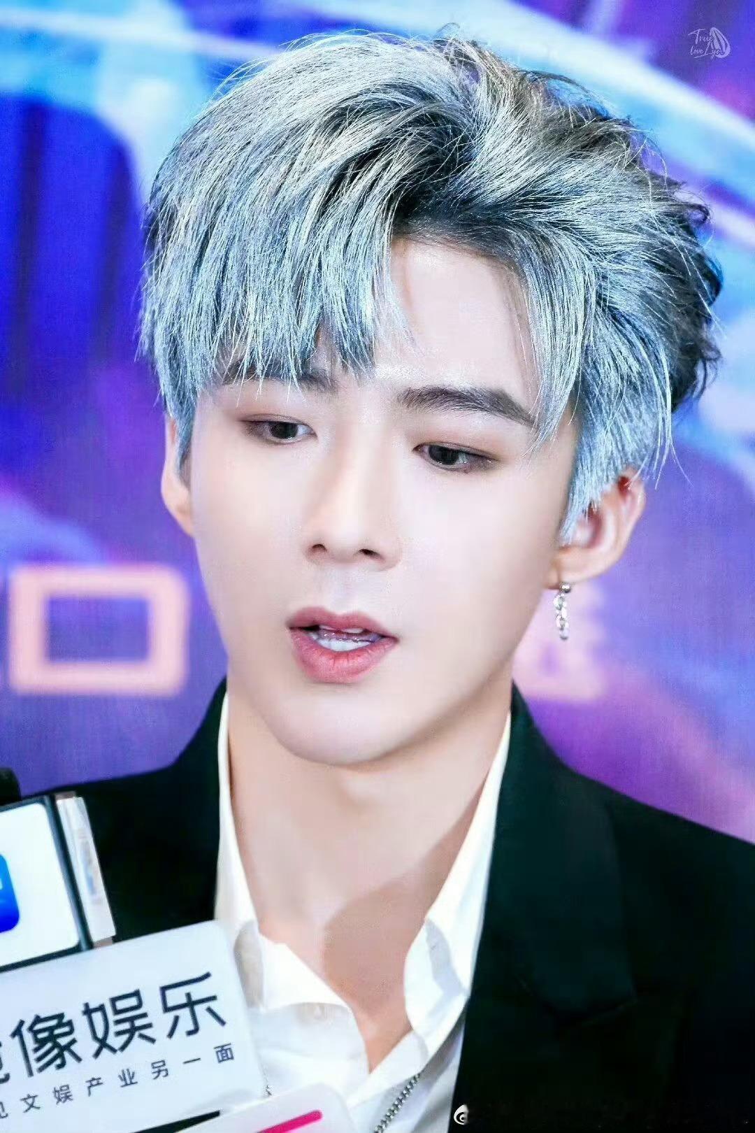 摩登兄弟[超话] [爱慕][爱慕][爱慕]银发🥰好帅！​​​