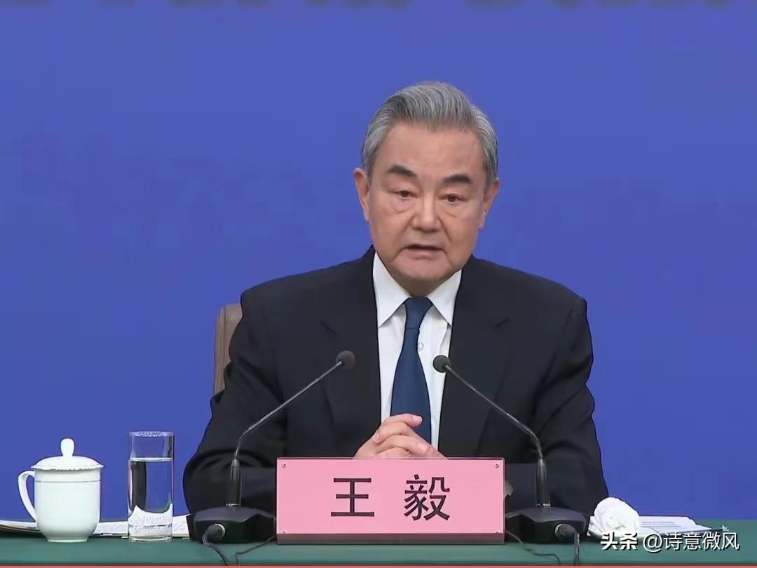 解放军台海军演越来越靠近台湾，两岸统一是否设定了时间表和路线图？王毅回应。
 