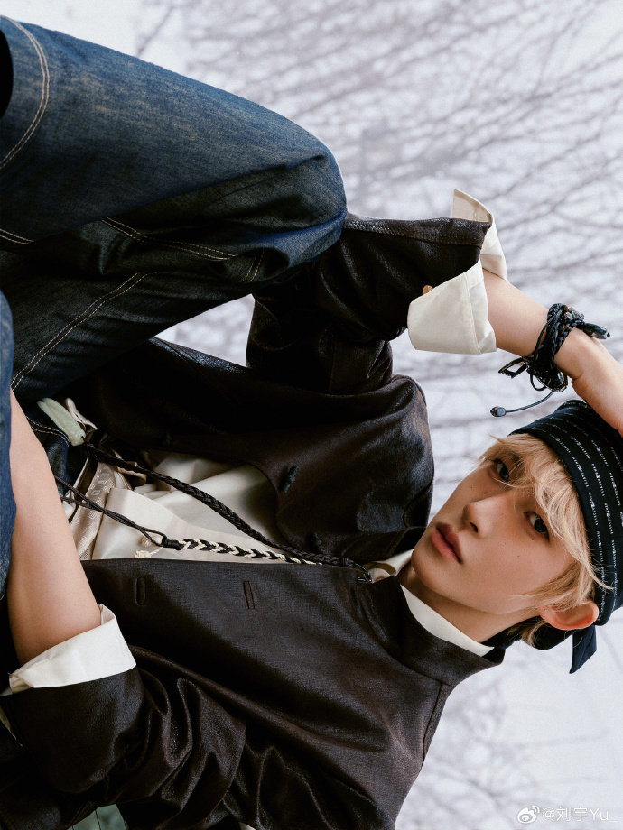 刘宇金发头巾造型 刘宇金发头巾造型，摩登又复古的刘宇上线，我们秀场见啊~ 