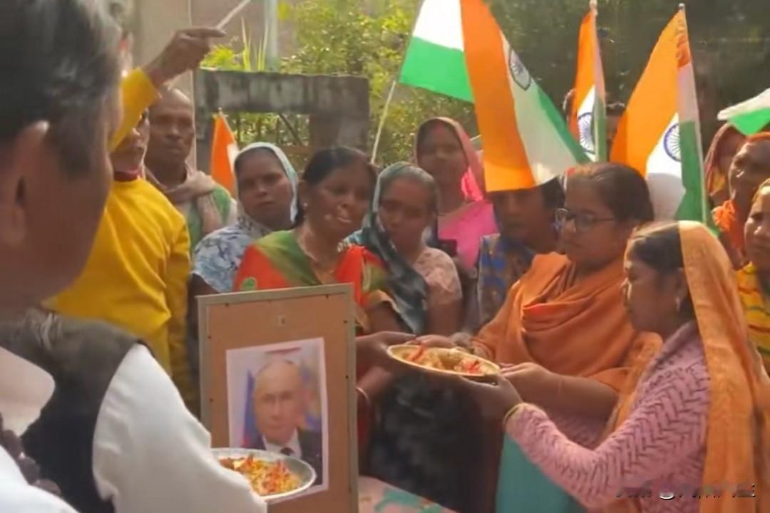 印度北方邦瓦拉纳西，当地民众在普京访问印度前夕举行祭祀庆祝仪式。

印度艺术家贾