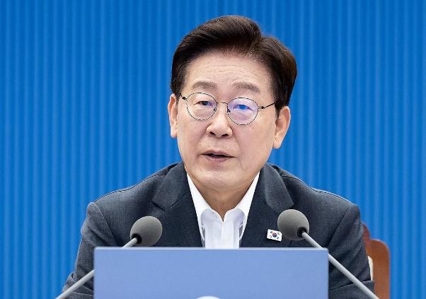 韩国副总理刚走到仁川机场登机口准备飞美国开G20会议，突然被紧急叫回首尔，当场卷