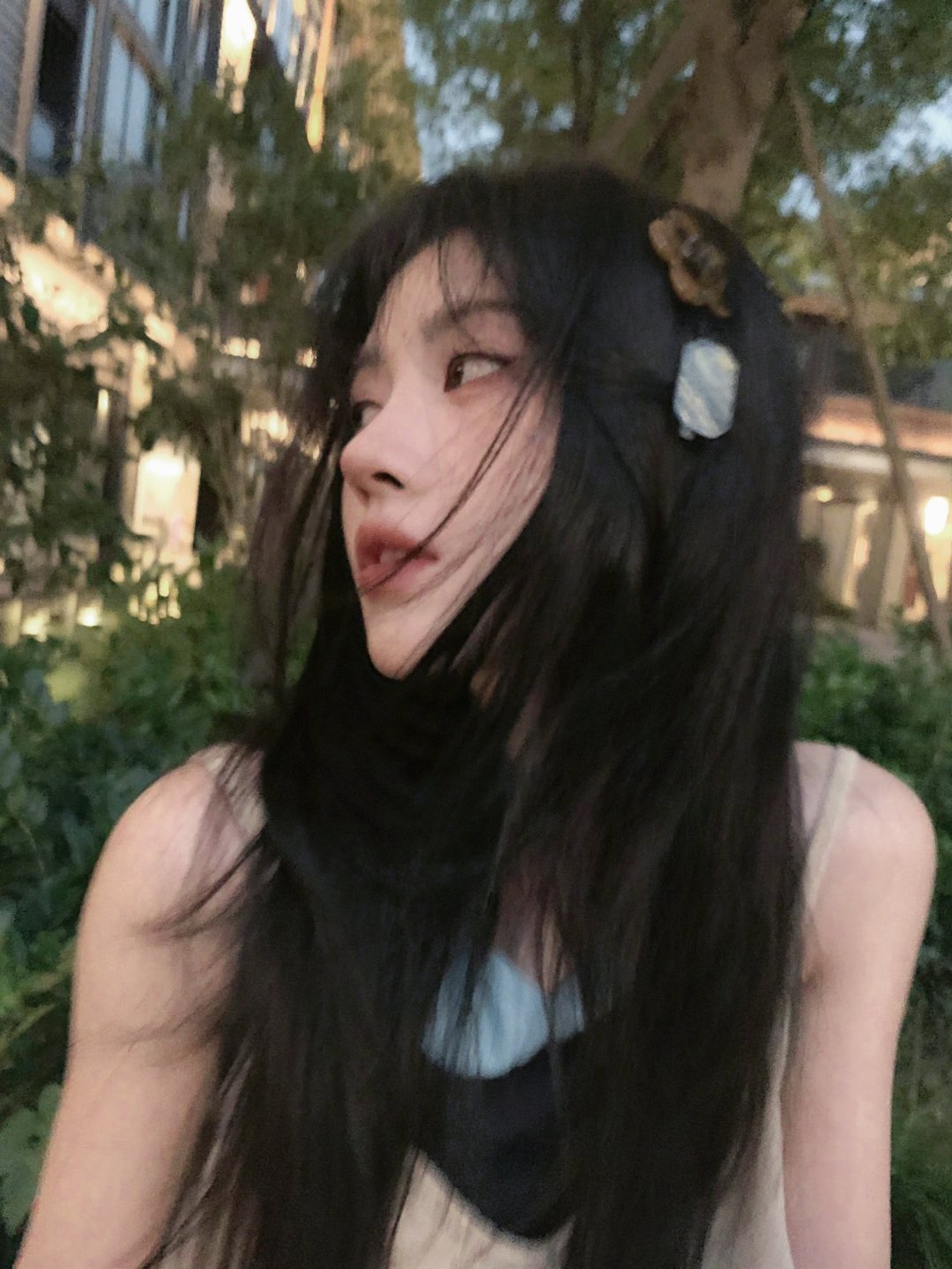 鞠婧祎苏绿夏 jjy🍊💙我正开着日光灯玩手机，忽然觉得周围都暗了下来，原来是
