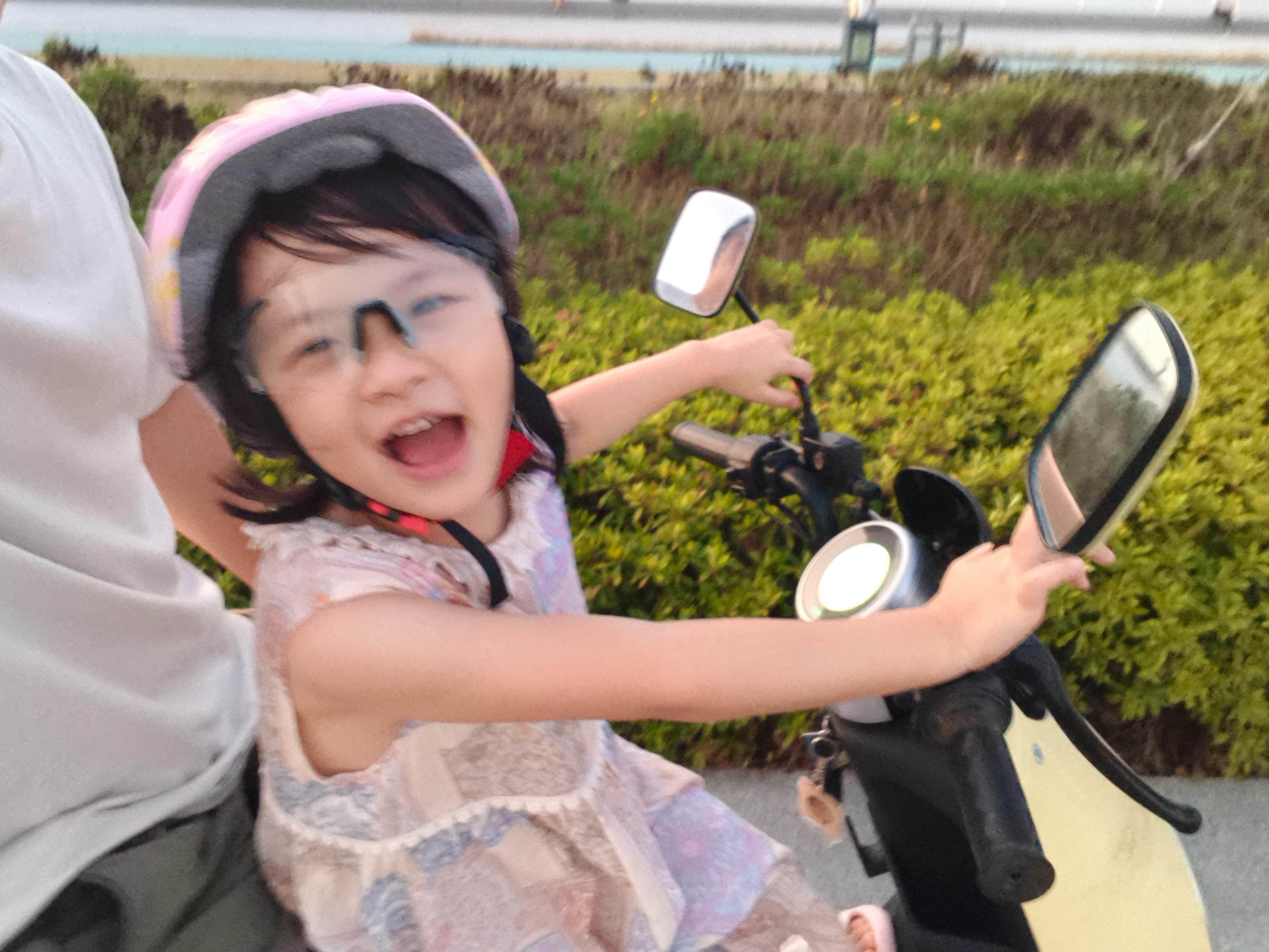 坐在电瓶车上兜风的夏天 