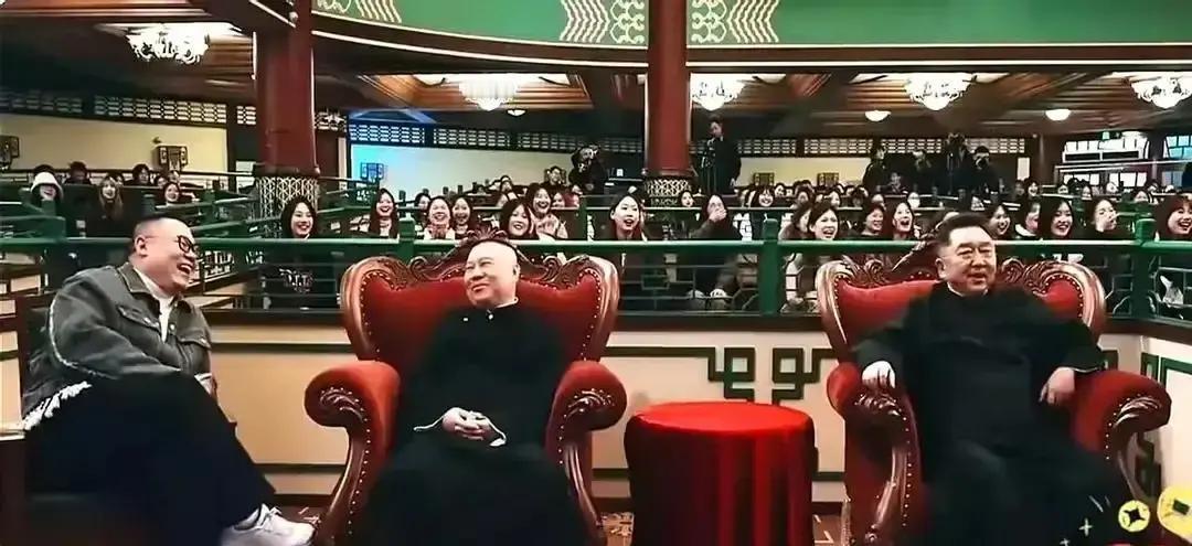 翘腿照炸锅，岳云鹏被批没规矩
 
德云社向来把舞台效果放第一，规矩排在后头。郭德