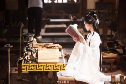 陈都灵的商业价值陈都灵解锁含金量满满的 COSMO 周年刊封面，顺利拿下人生首本
