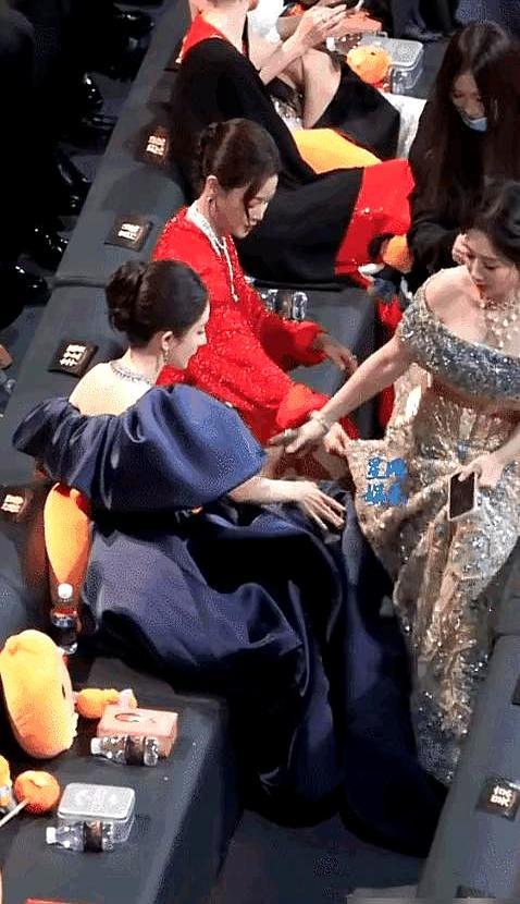 杨幂给杨紫提裙子，戳穿了娱乐圈最大的谎言。
 
微博之夜，镜头对准，杨紫一身长裙