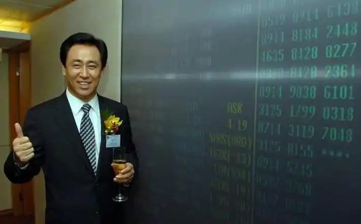 恒大巅峰时期，一天现金流有多恐怖？
 
2016年恒大平均每天卖楼超过10个亿。