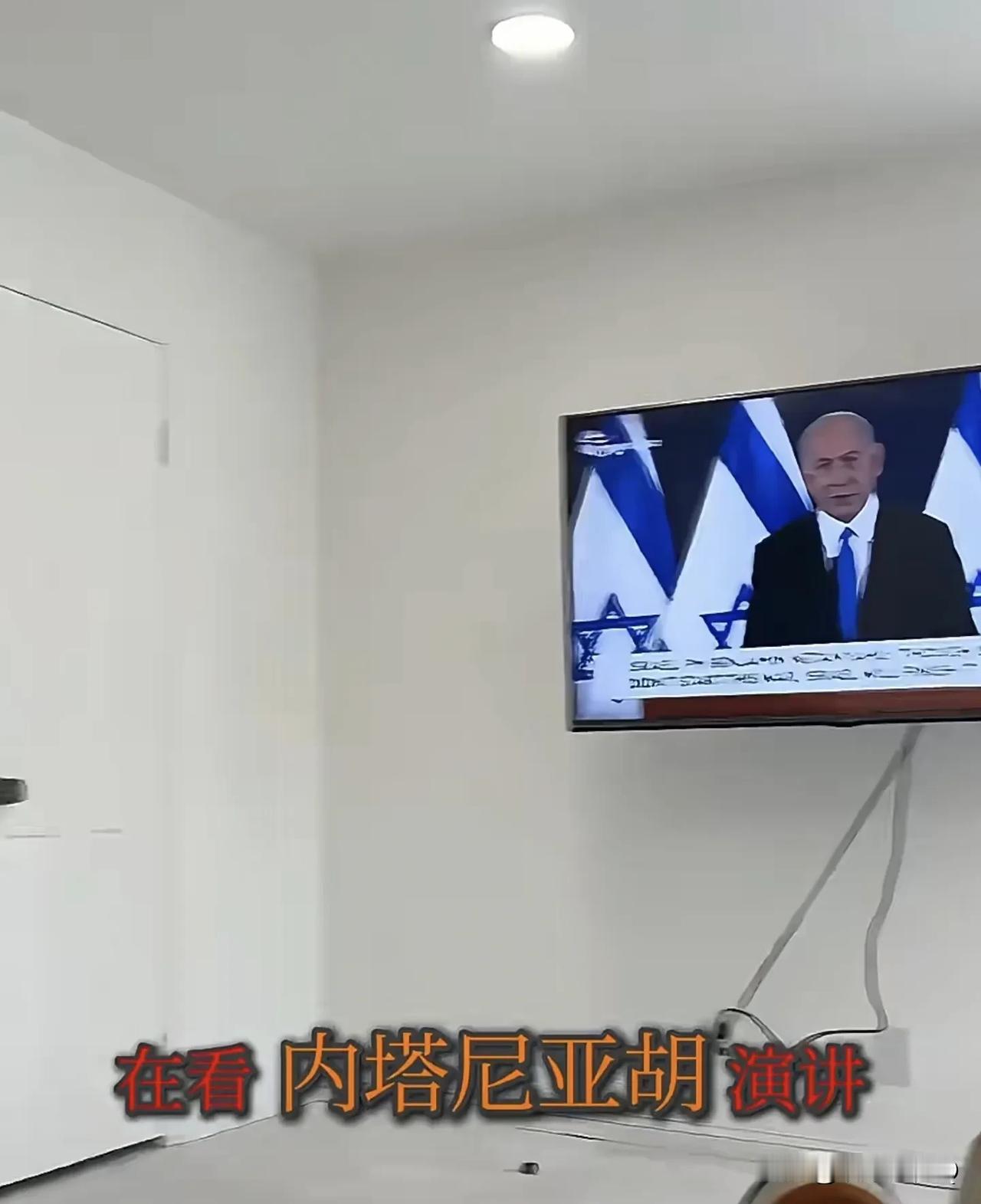 这是一个美国普通民众对以色列的态度，气得把电视机都砸了，现在美国真的是彻底割裂了
