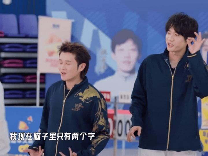 邓超陈赫鹿晗春晚级别的表演哈哈哈哈哈 邓超陈赫鹿晗的队形从坐下就开始垮，超哥求观