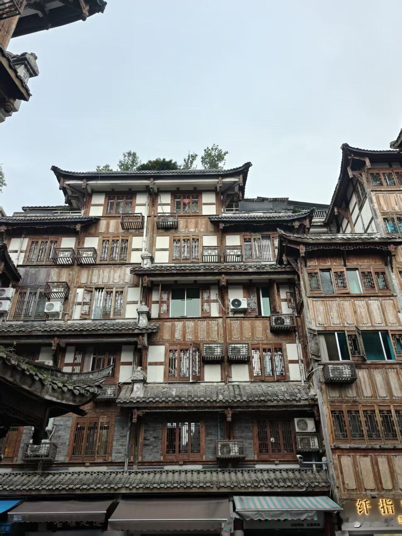 秦堰楼
古色古香视野宽，
壮怀凭栏望前川。
鱼嘴飞沙宝瓶口，
请续句……
（水面