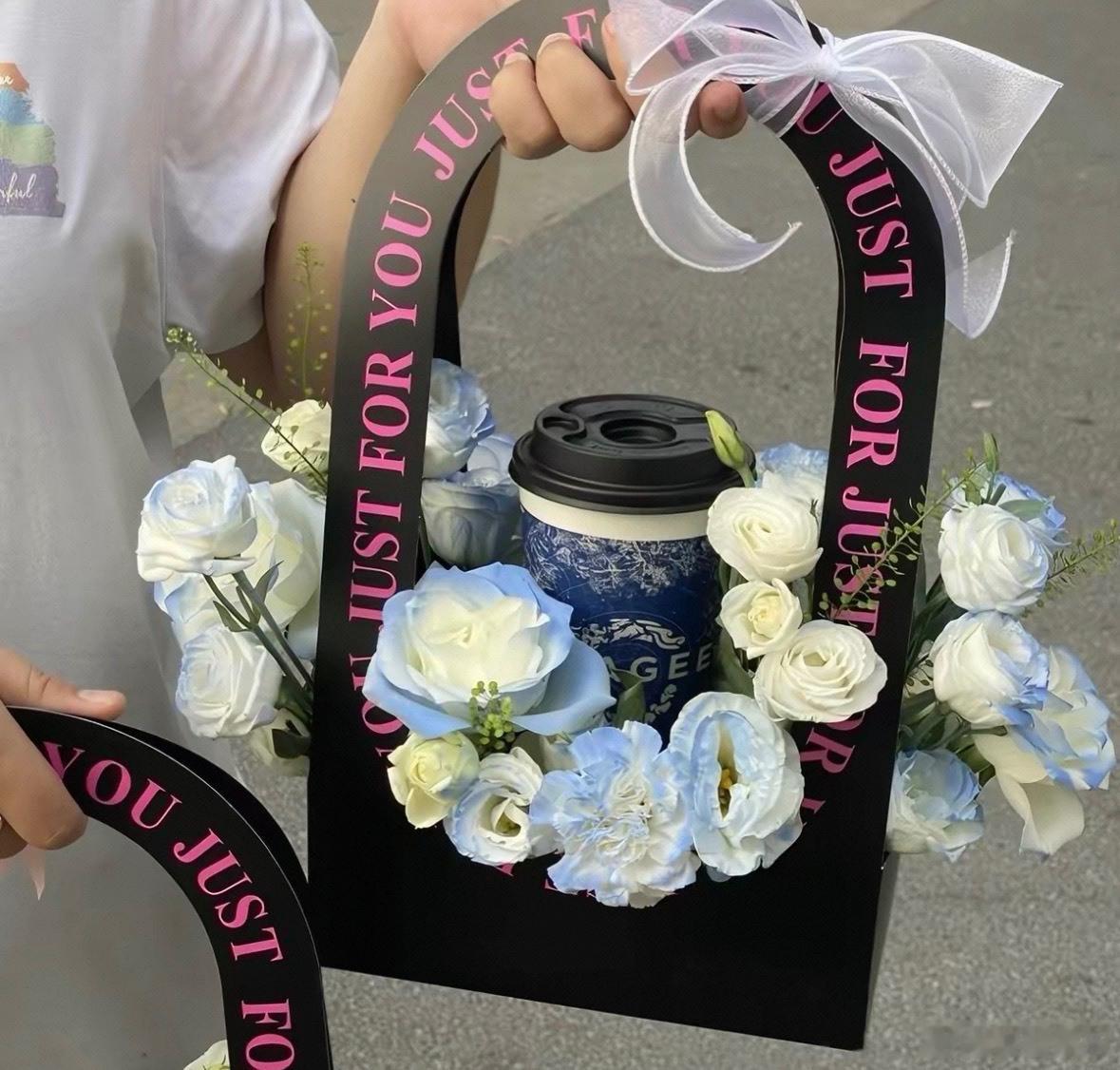 秋天第一杯奶茶爆单预警别等爆单了！立秋喝秋天第一杯只点奶茶太单调，奶茶+花刚刚好