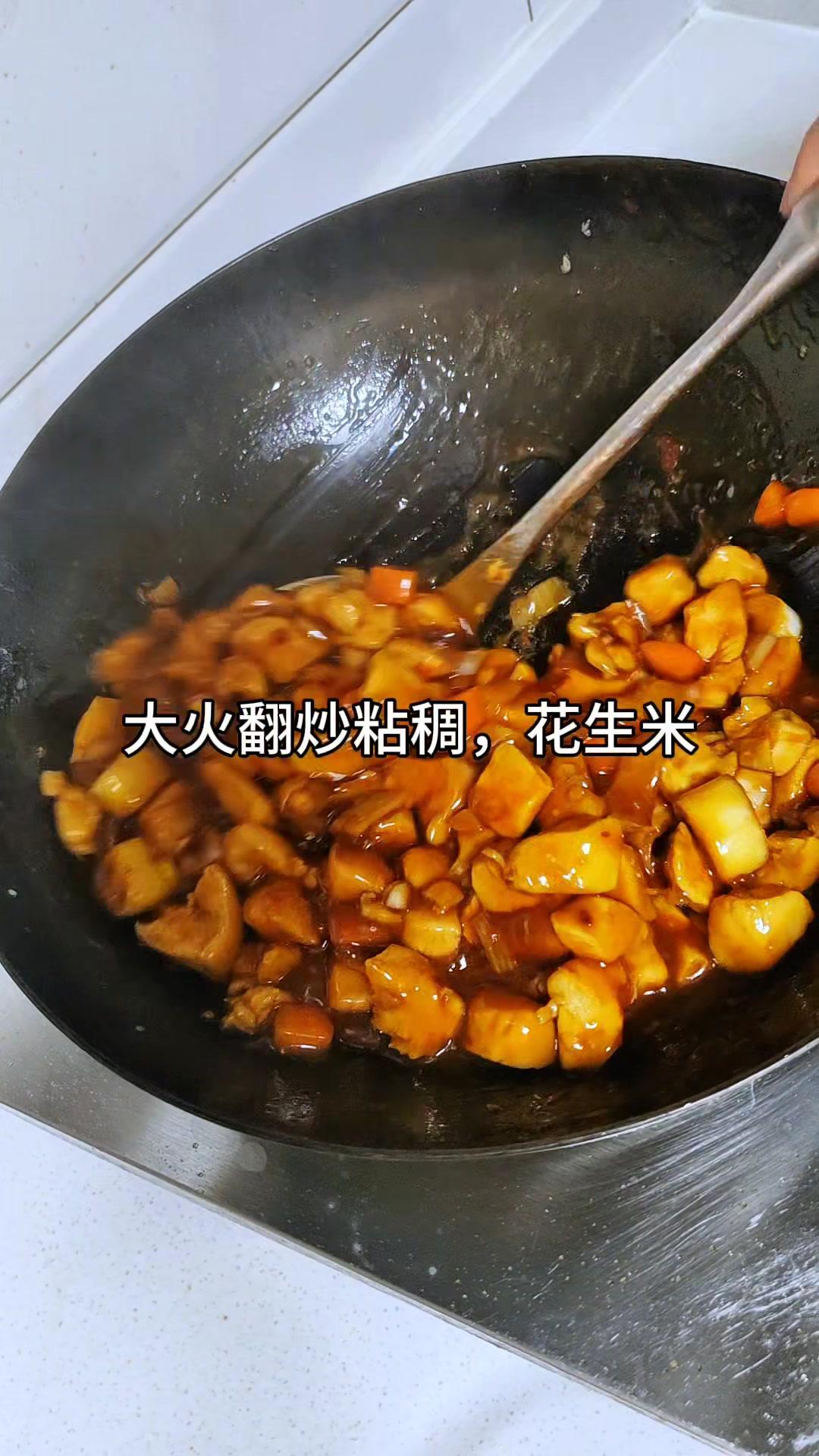 1️⃣油热锅，俩鸡蛋煎熟，翻炒微黄。

2️⃣加入姜蒜、豆瓣酱一勺，胡萝卜断生、