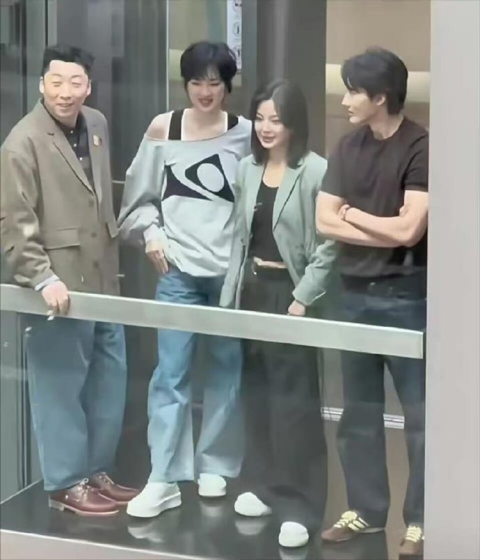 华为公主姚安娜看起来有近一米八，这个身高做模特肯定比现在当演员要火 ​​​