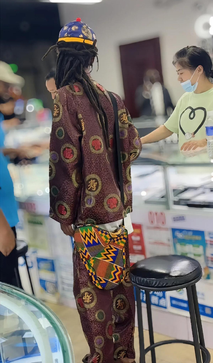 谁教这老外这么穿衣服的？笑晕了…… 