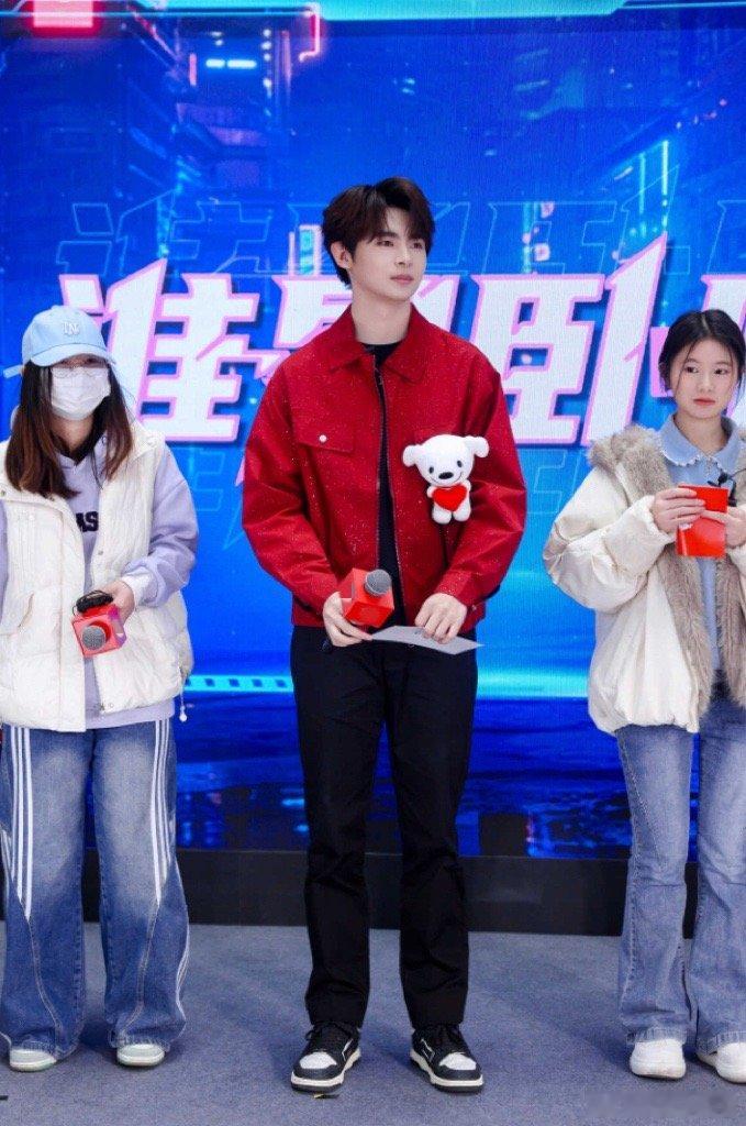 伞兵成都活动与粉丝现场打吃鸡 羡慕成都粉丝！伞兵现场带吃鸡，贴身操作带躺赢，每步