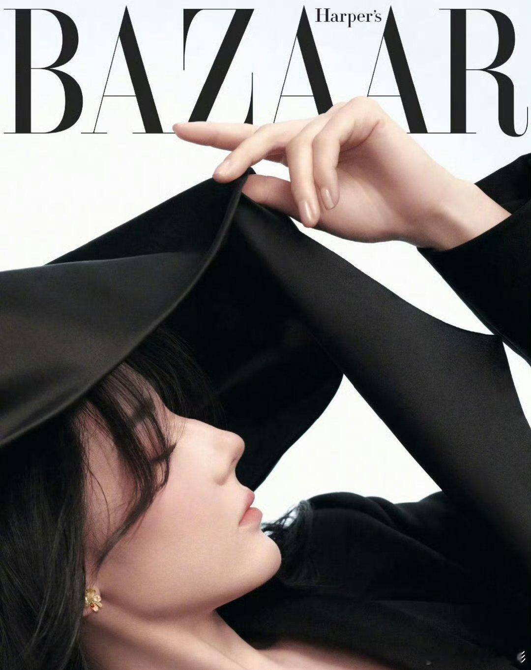 迪丽热巴金智秀杂志撞衫热巴开年刊这套衣服和金智秀上个月的杂志撞了，两个人都很好看